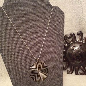 🎈Reversible spiral/sunburst medallion w/chain🎈